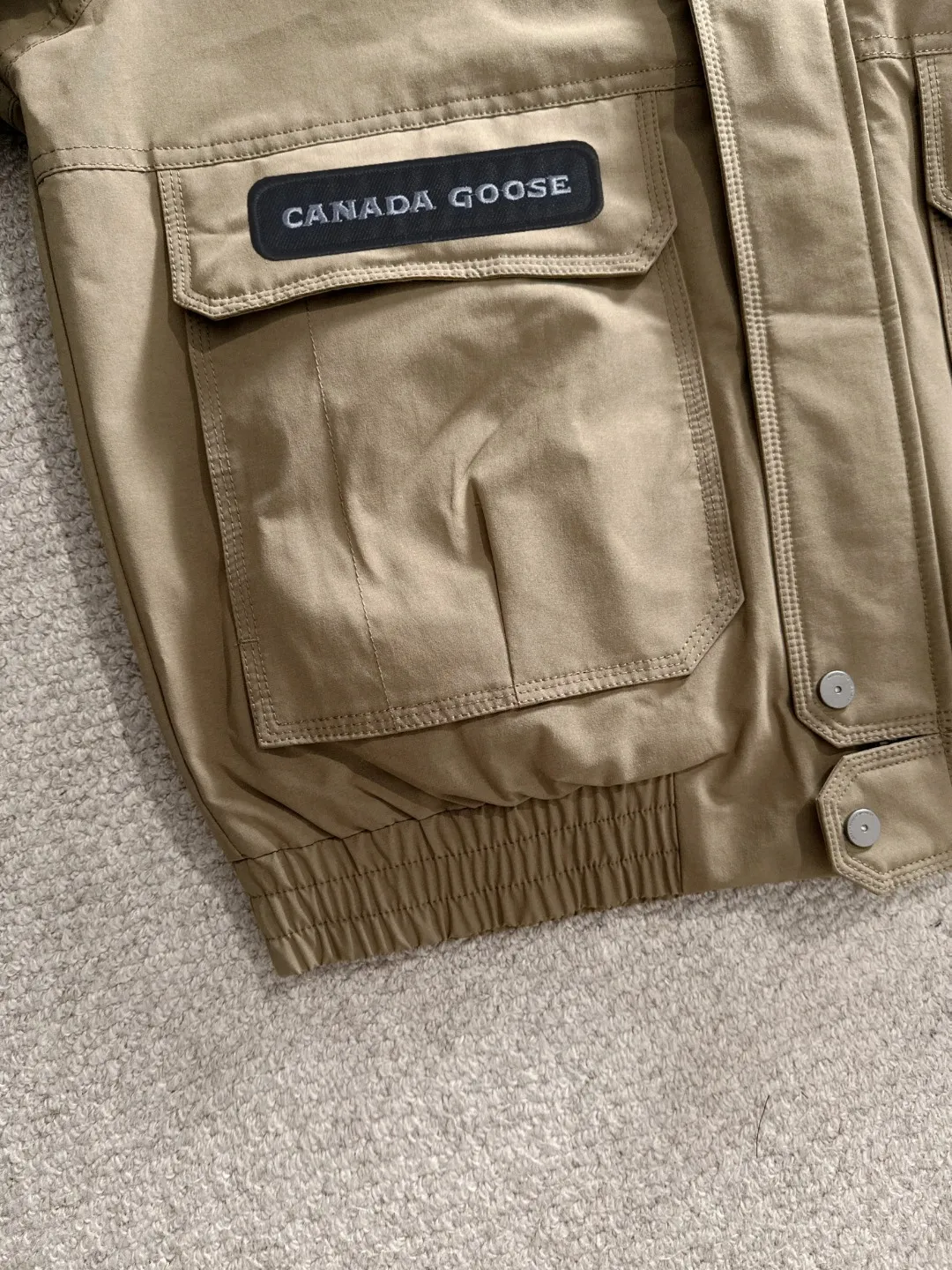 Two-day delivery time P960 Big Goose 🔥🔥 High-end customization 2025 winter official website's latest popular down jacket. Original custom-made hardware accessories for customers, all imported and original customization. Welcome to compare at the counter. Absolutely high quality. Use top-grade 90 white goose down. Super soft. Filled with fluffy and full feathers. Super heavy work. Fabric workmanship is excellent. The version is super perfect. Note⚠The fabric is super comfortable. Exclusive model. High-end quality. A must-have warm and protective artifact in winter. Size: M-3XL